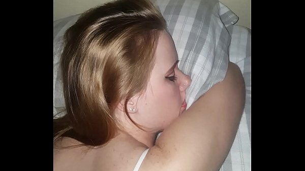 Трахает в очко телочку пока та крепко спит на кровати